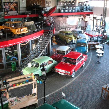 Екскурсія до музею ретро автомобілів для школярів із Дніпра