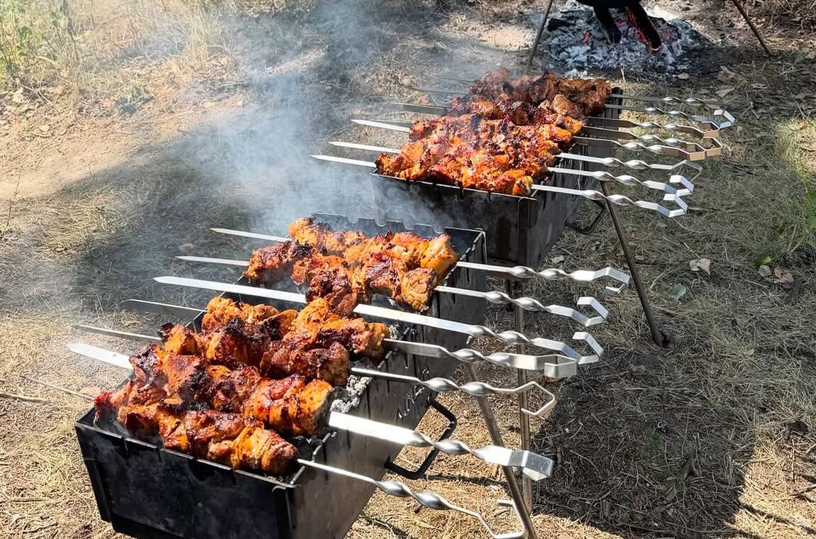 Картинка шашлики на природі