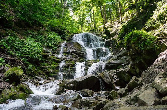 Могутній гірський водоспад