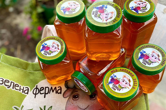 Малюнок полуниці на зеленій фермі 