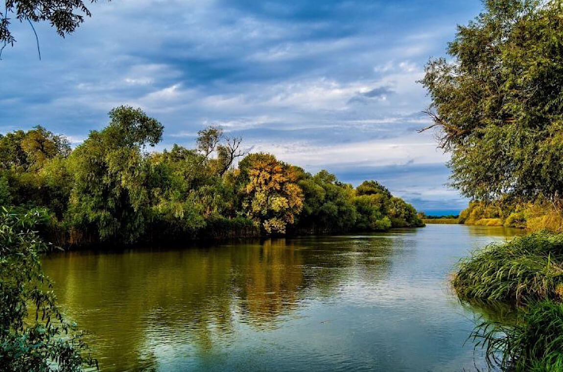 Зображення прогулянка на кораблику по річці