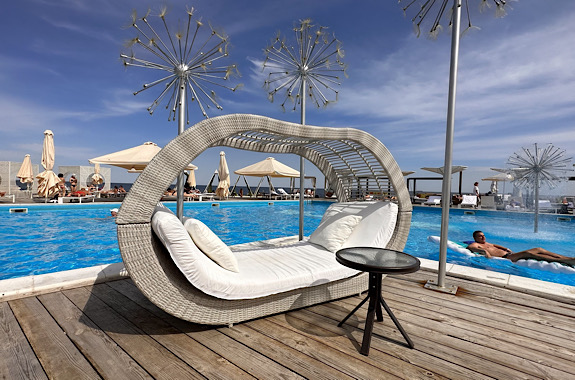 Картинка пляжний відпочинок в яхт клубі