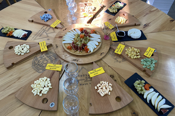 Малюнок дегустація на перечинській сироварні