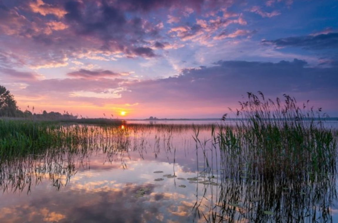 Романтичний захід сонця над озером