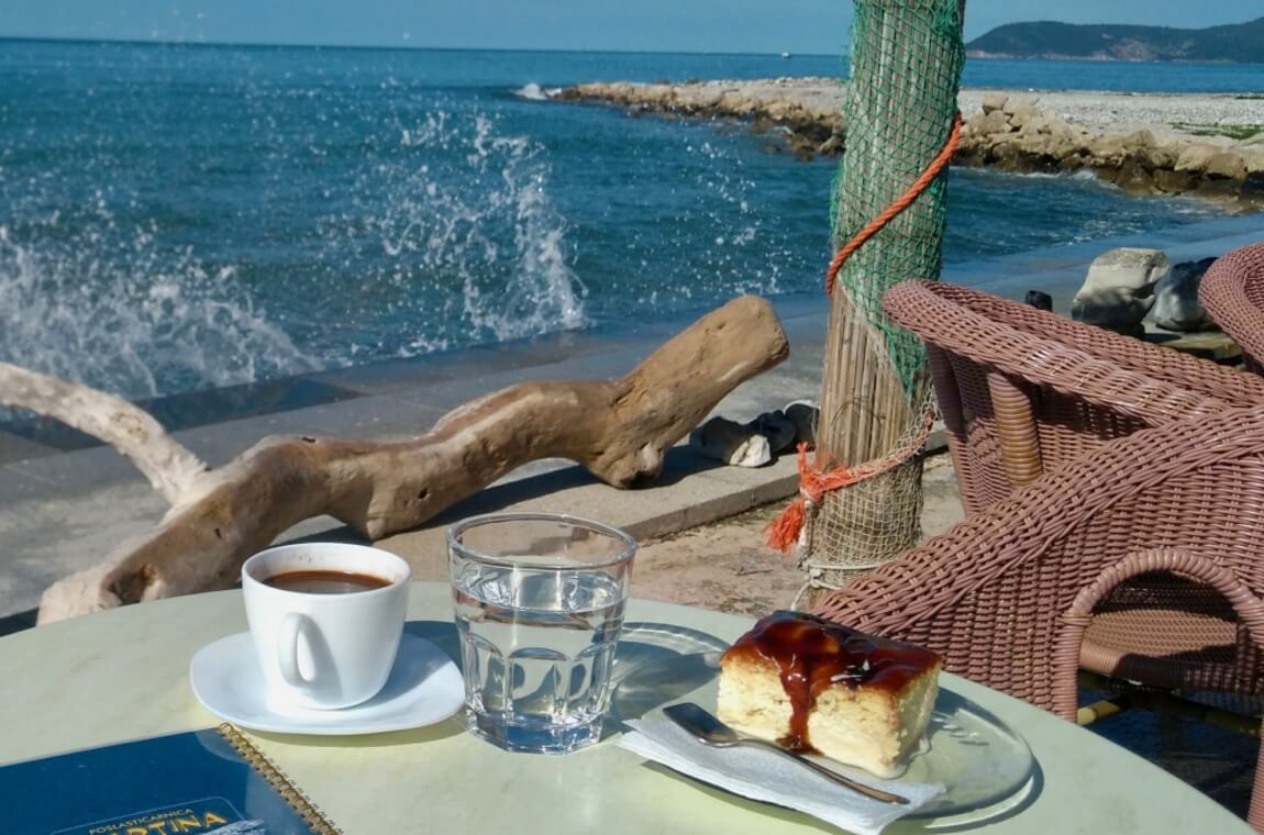 Кофе и десерт на столике у моря