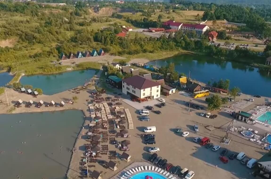 Бази відпочинку навколо озер