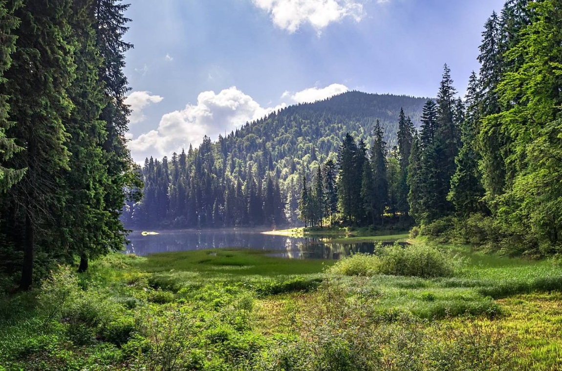 Спокійна гладь блакитного озера