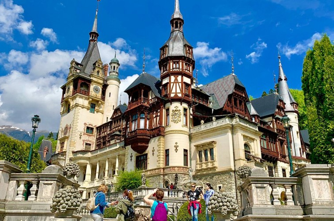Казковий замок Пелеш влітку