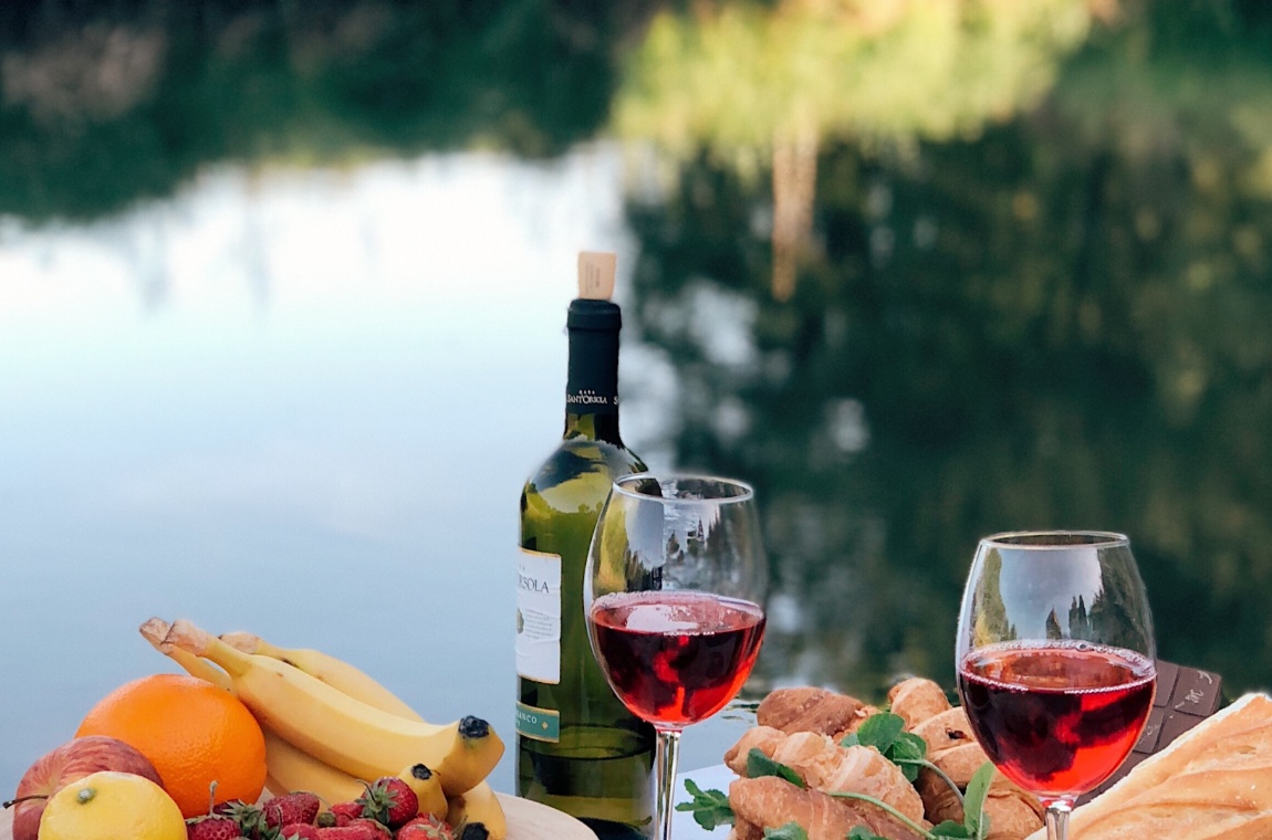 Келих вина на тлі закарпатських пагорбів