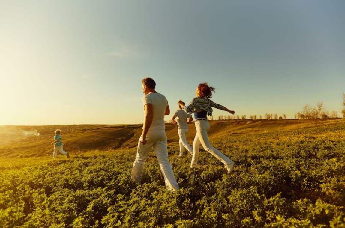 Щасливі випускники на природі