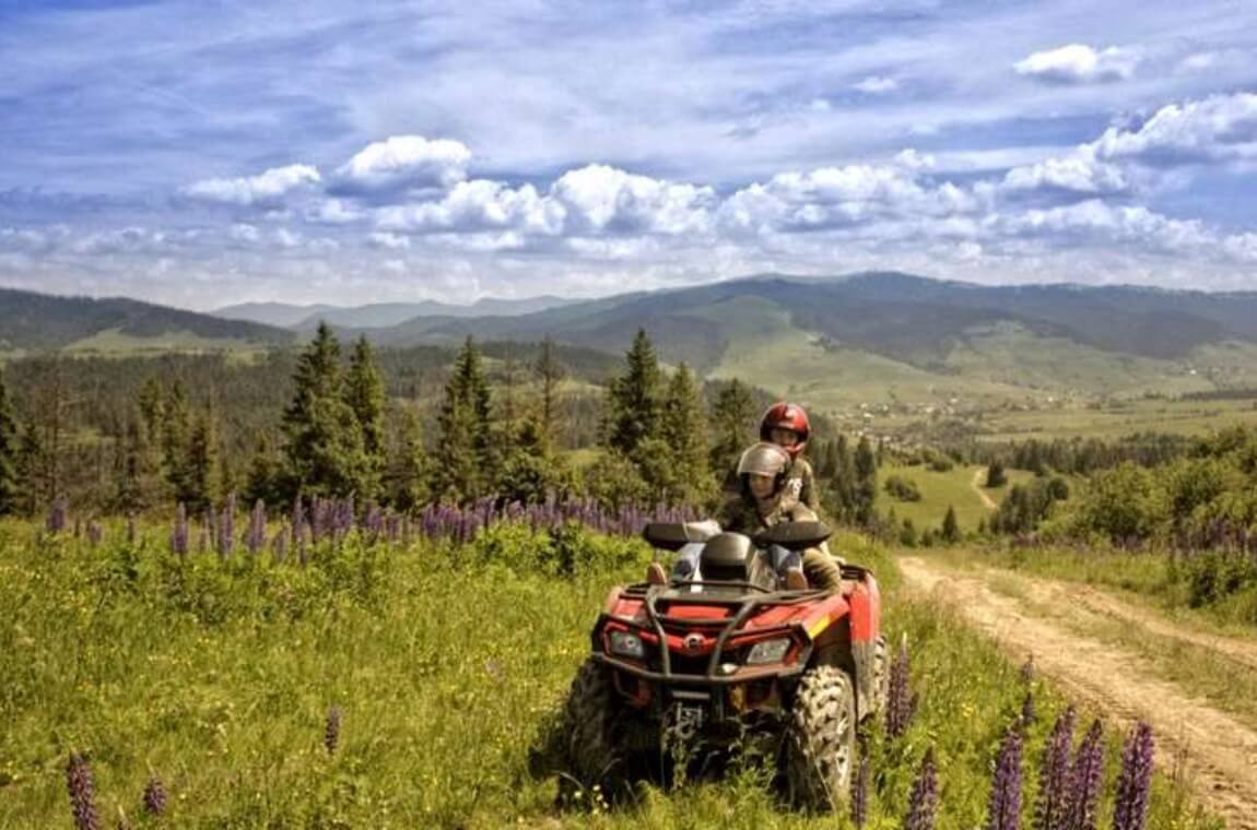 Група молоді відпочиває в горах