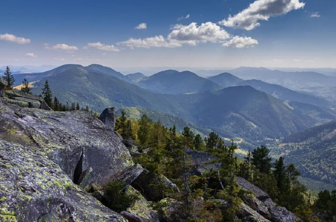 Панорамний вид на Карпатські гори