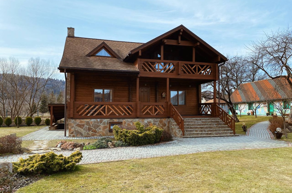 Дерев'яний будинок у лісі