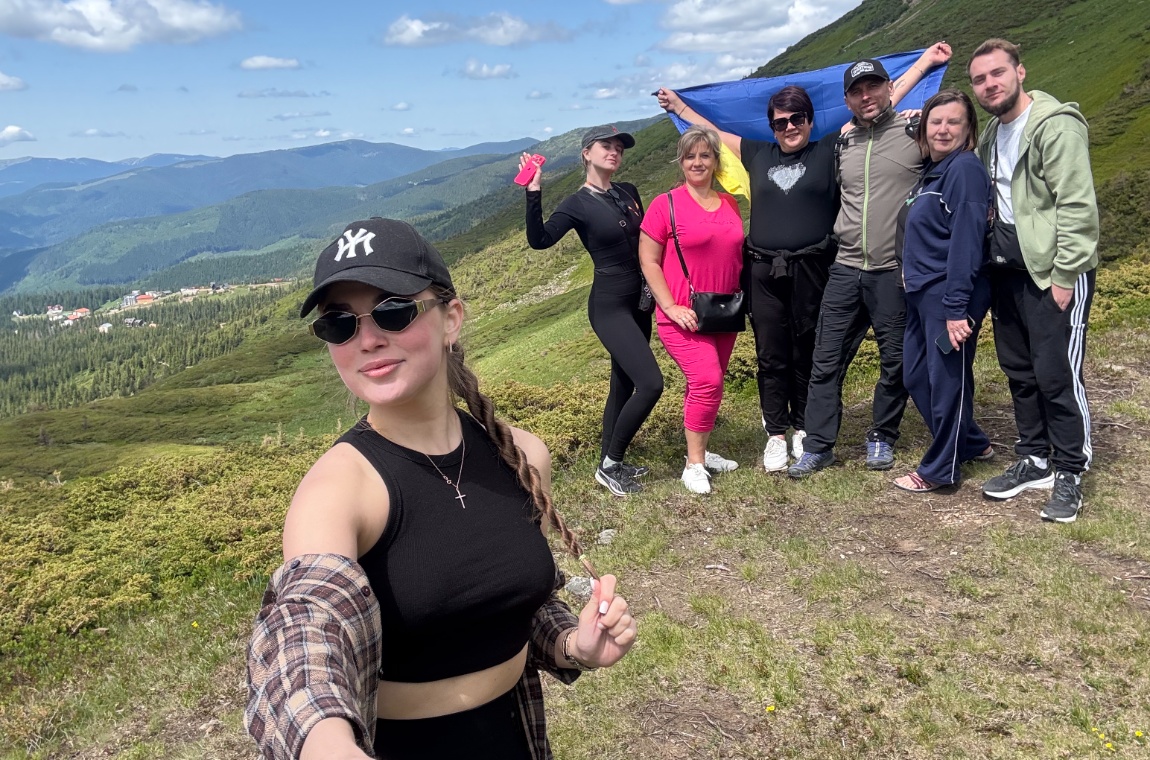 Щаслива група туристів