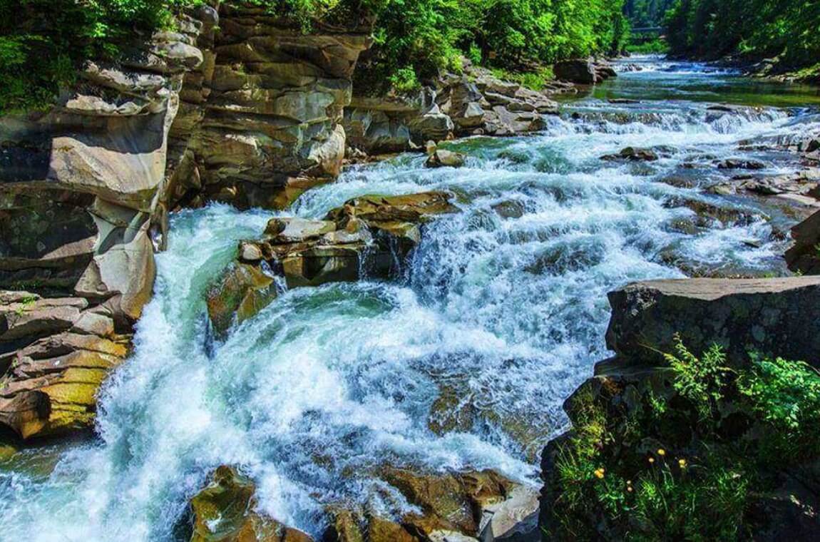 Потужний потік карпатського водоспаду