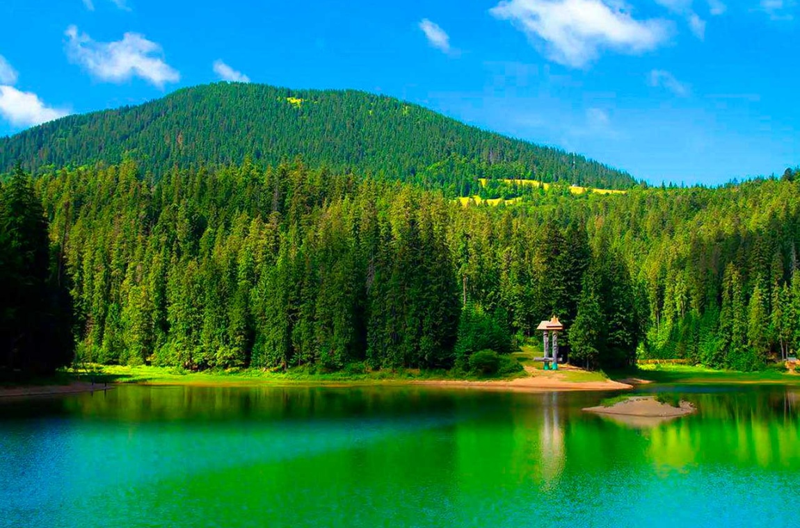 Високогірне озеро Синевир у Карпатах