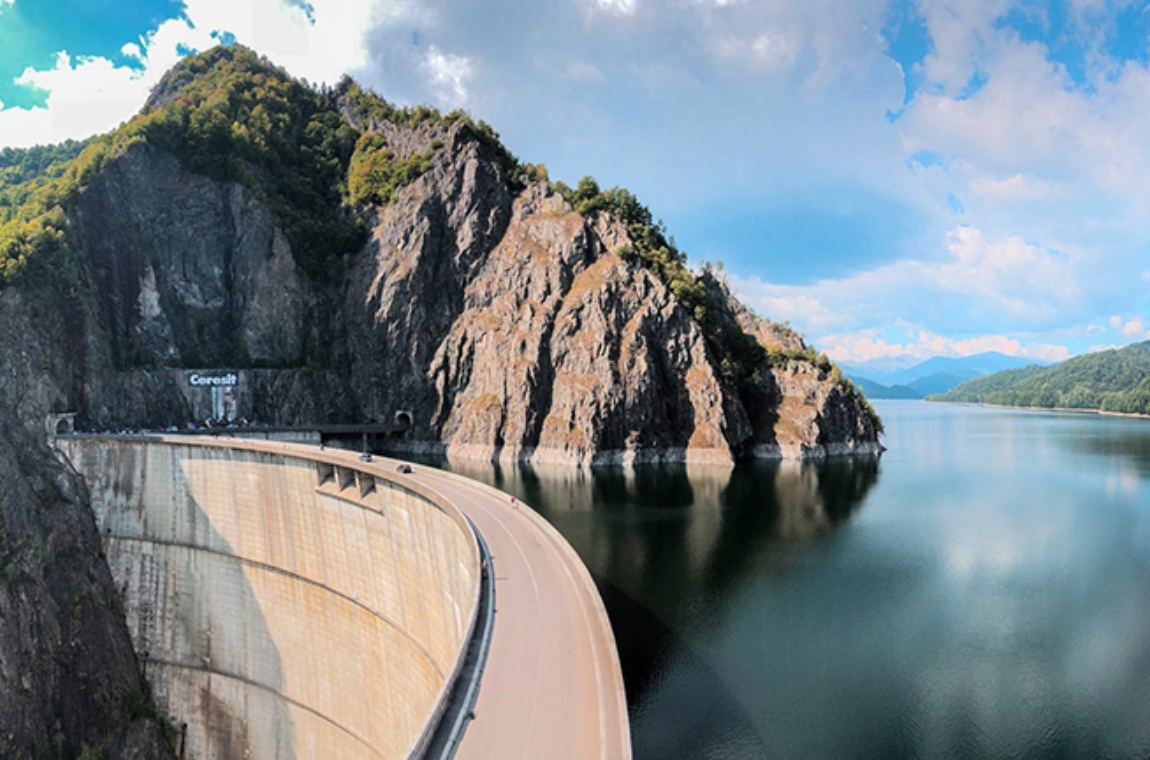 Монументальная дамба в горах