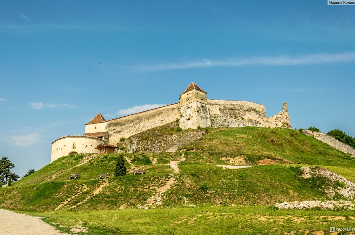 Руины старинного замка на скале
