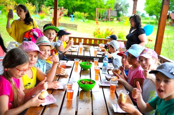 Картинка поїздка до сімейного парку з Дніпра