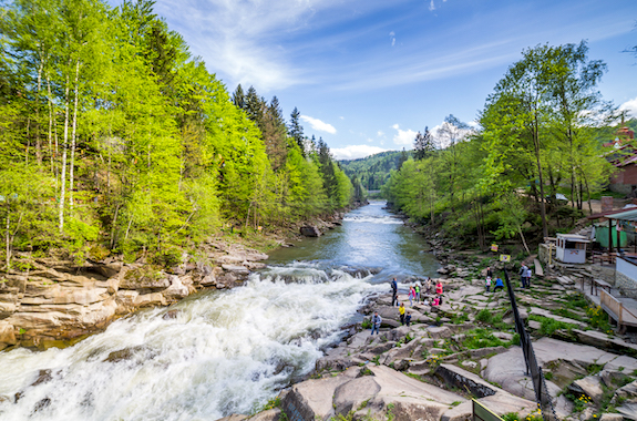 Діти біля гірської річки