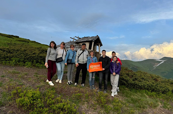 Картинка встреча заходу сонця на колибі довбшуа
