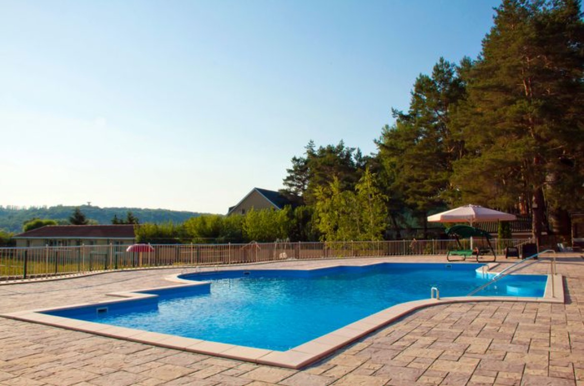 Відпочинок біля басейну