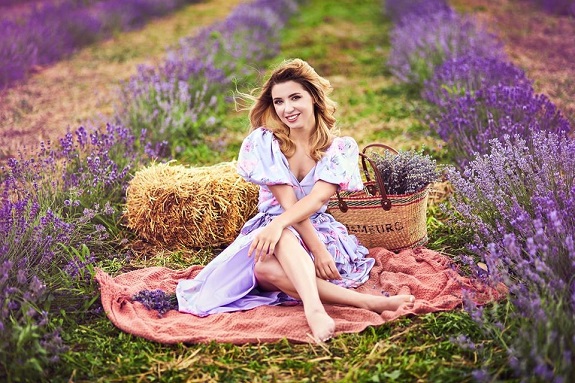 Картинка фотосесия на лавандом поле