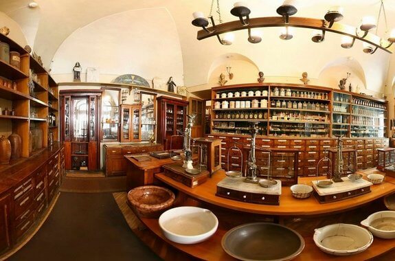 Картинка Экскурсия детям по ЛЬвову Аптека под черным орлом