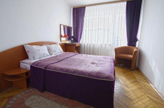 Картинка Готель Гетьман номер стандарт двухспальне ліжко