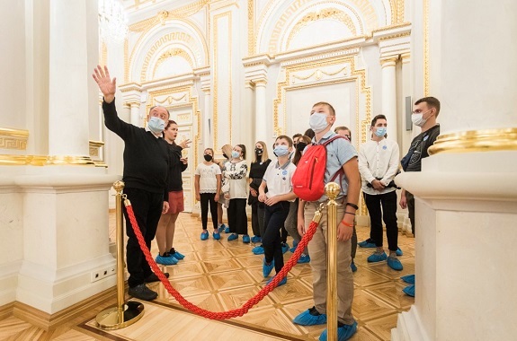 Картинка поїздка до Маріїнського палацу для школярів з Києва