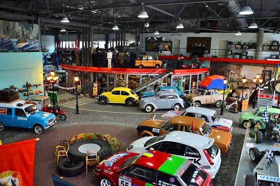 Фото поїздка до музею ретроавтомобілів для школярів