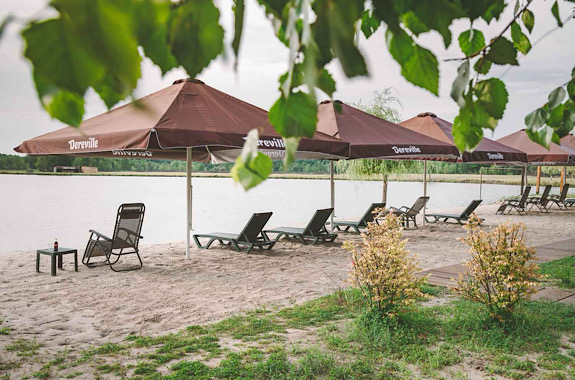 Картинка купание и відпочинок на озері в деревиле