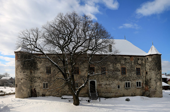 Фото замку Сент-Міклош взимку