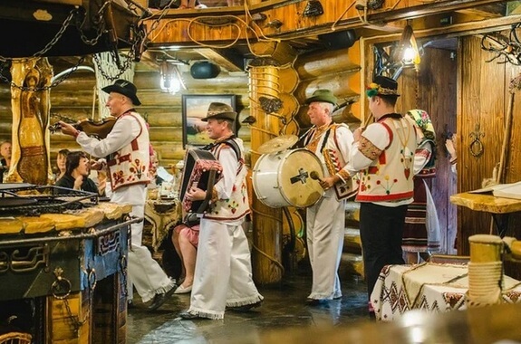 Картинка екскурсія в садибу Діти Опришків