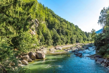 Куди поїхати з дітьми в Україні влітку: море та альтернативні варіанти