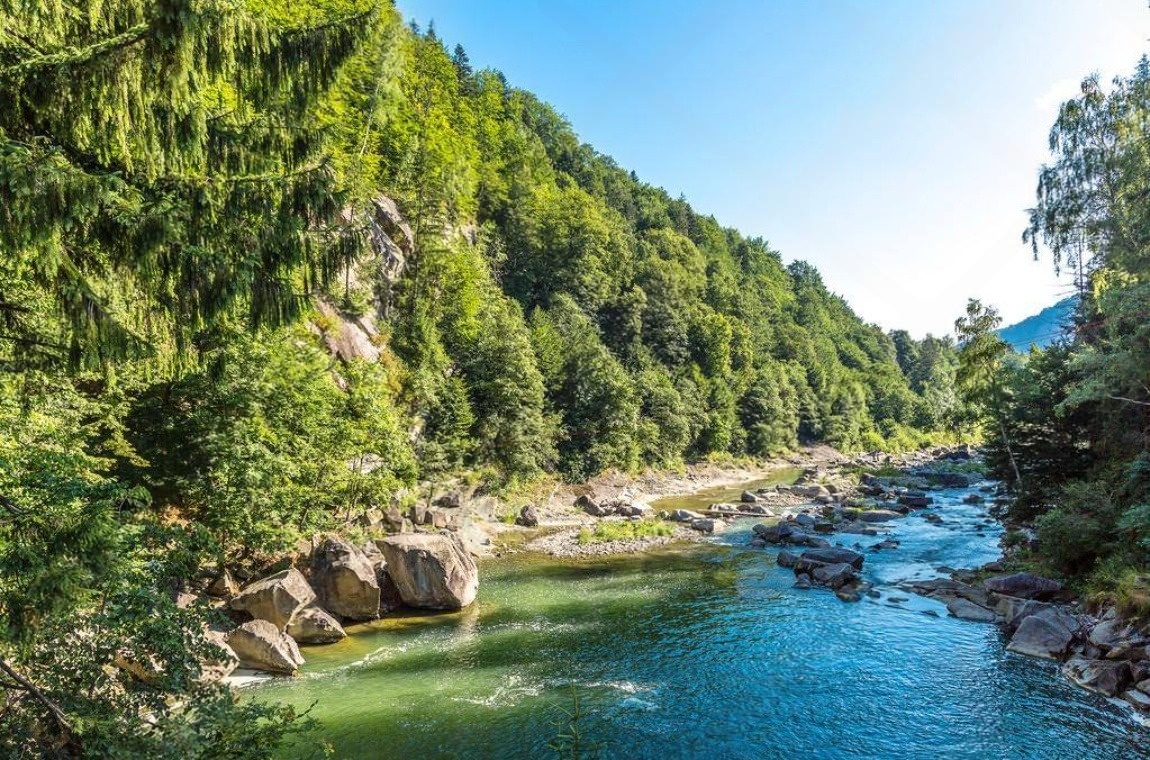 Куди поїхати з дітьми в Україні влітку: море та альтернативні варіанти